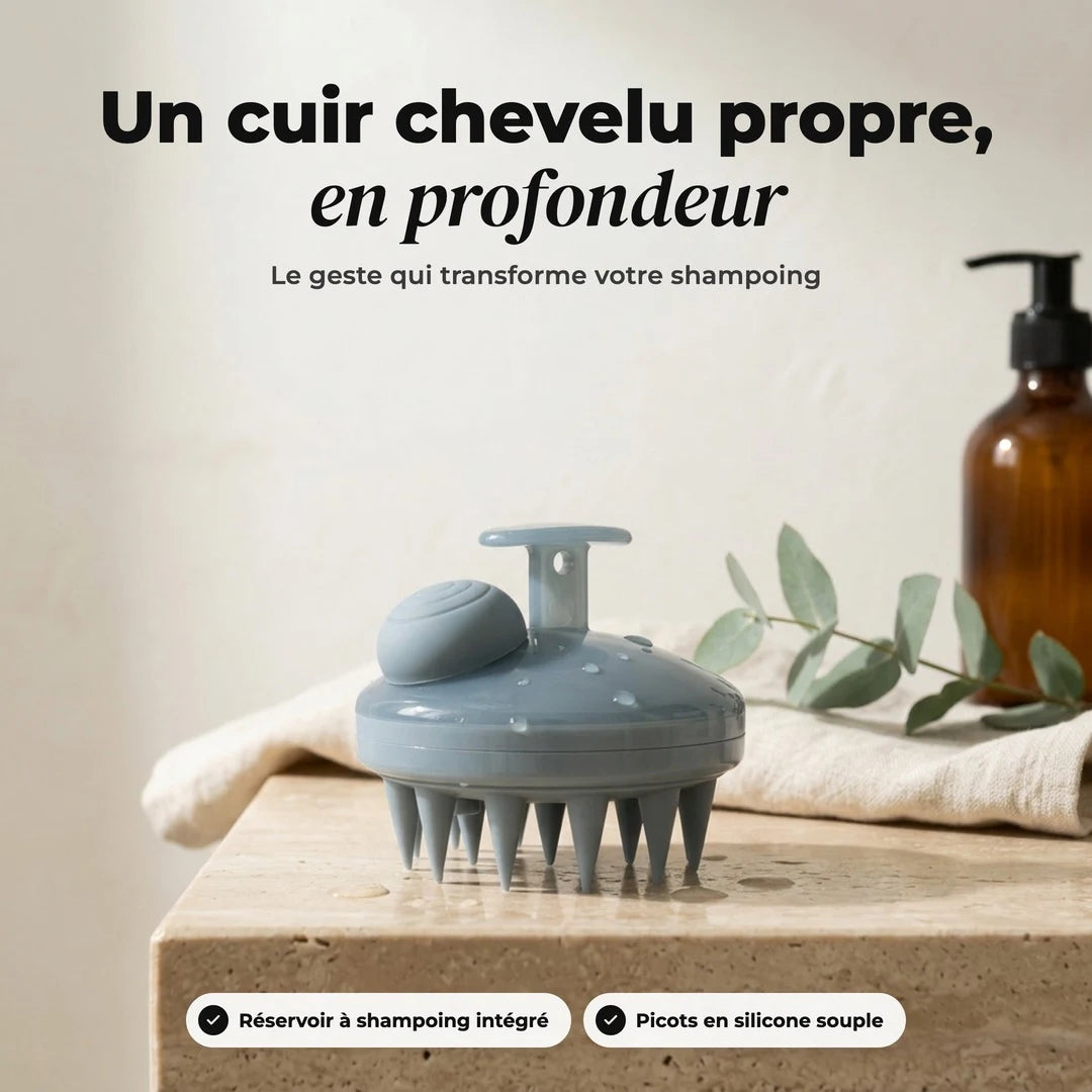 Brosse exfoliante pour cuir chevelu bleu ardoise posée dans une salle de bain claire