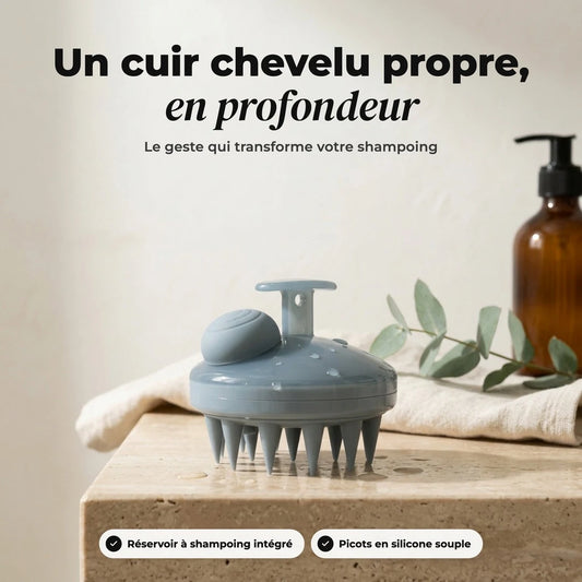 Brosse exfoliante pour cuir chevelu bleu ardoise posée dans une salle de bain claire
