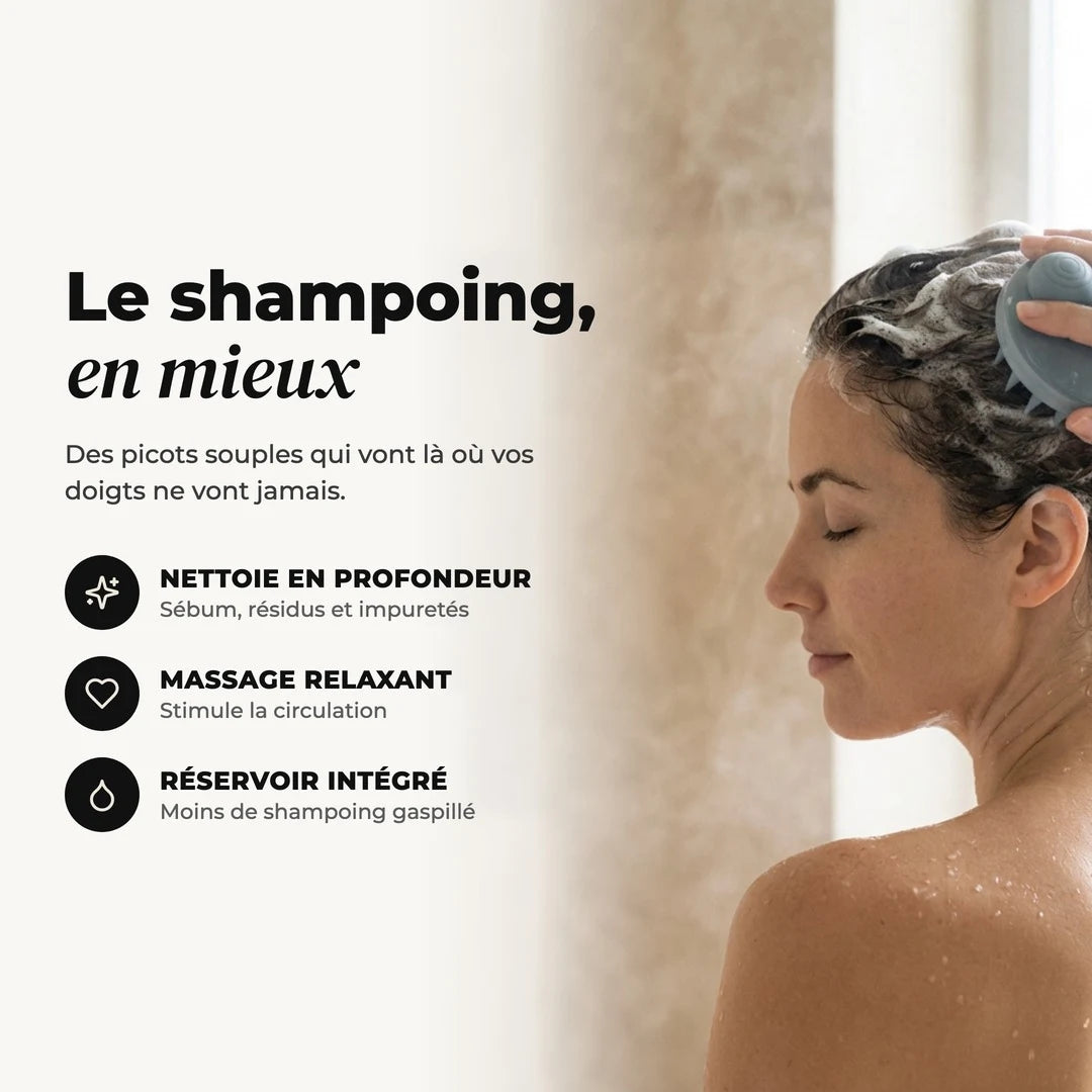 Femme sous la douche qui masse son cuir chevelu avec la brosse exfoliante