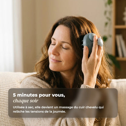 Femme qui se masse le cuir chevelu à sec avec la brosse pour se détendre