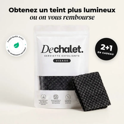 Velura Mini, serviette exfoliante pour le visage noire posée à côté de son sachet Dechalet