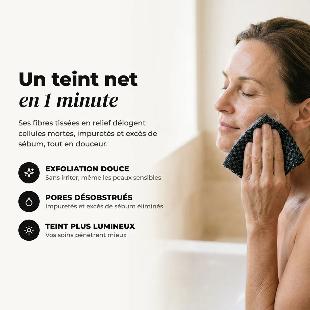 Femme qui exfolie sa joue avec la petite serviette exfoliante pour le visage