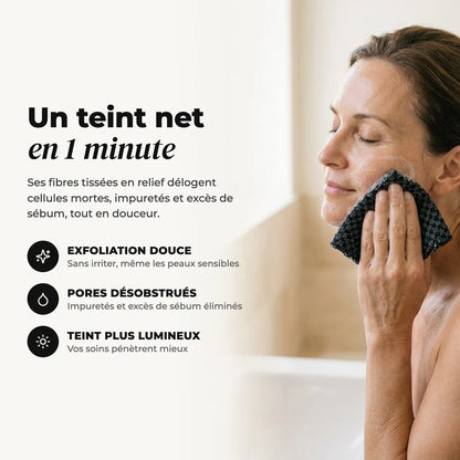 Femme qui exfolie sa joue avec la petite serviette exfoliante pour le visage