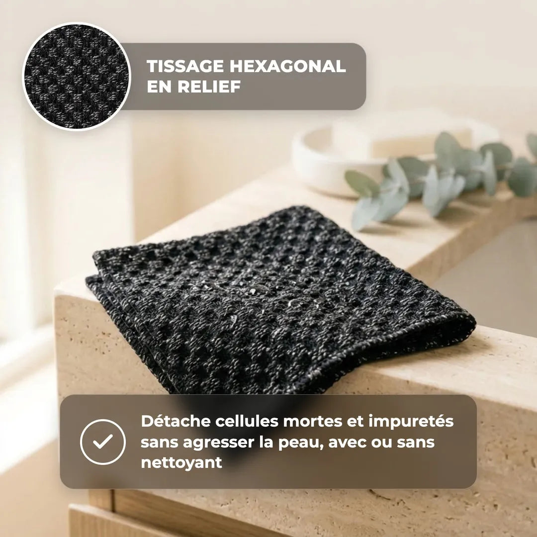 Gros plan du tissage hexagonal en relief de la serviette exfoliante pour le visage